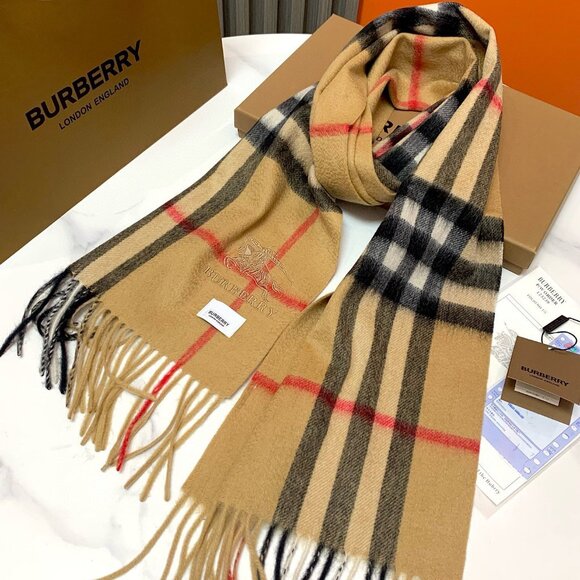 Burberry Women's Scarf - Picture 1 of 7
